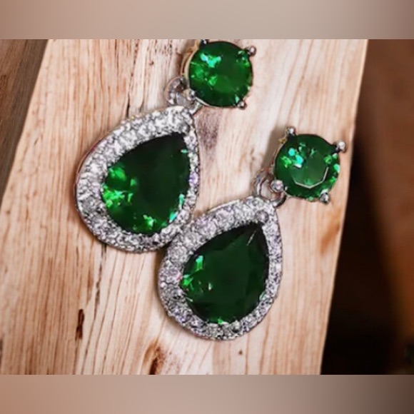 Crystal Studs And Pendant Necklace 65$